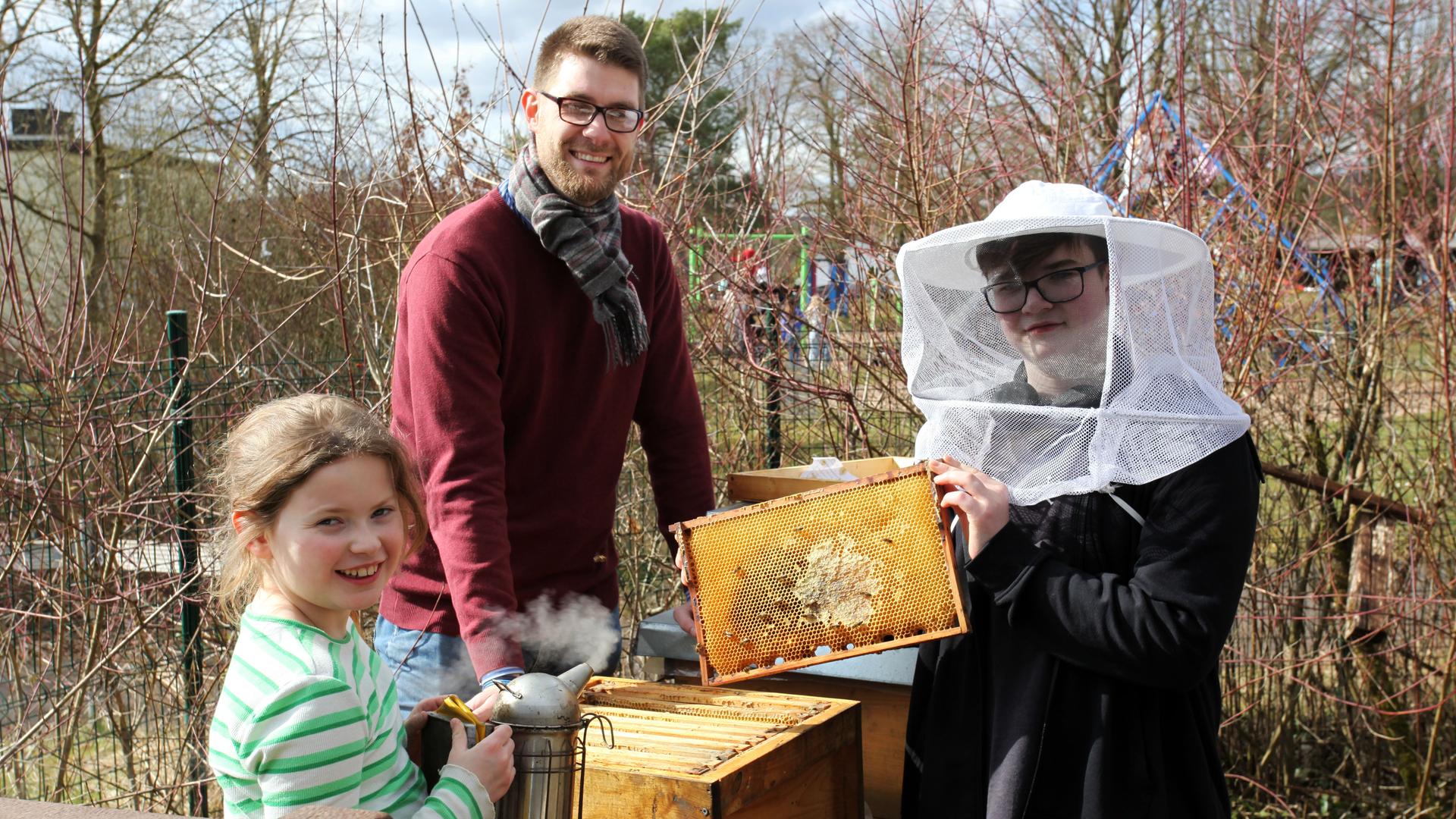 bienen ag gesamtschule niederwalgern charlotte zick erik borchert rechts lehrer stefan berns foto thoene 100 t 1742567231256 v 16to9 retina